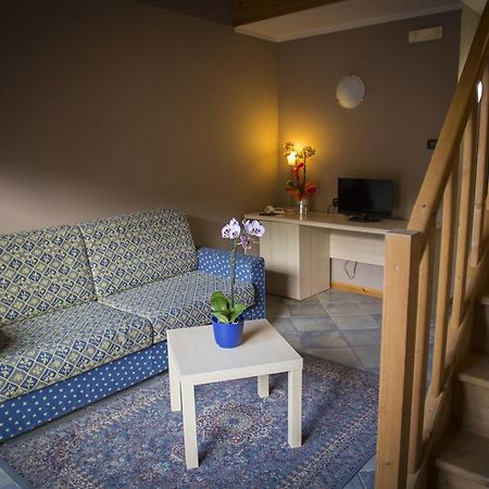 Hotel Ristorante La Perla Varallo Pombia Kültér fotó