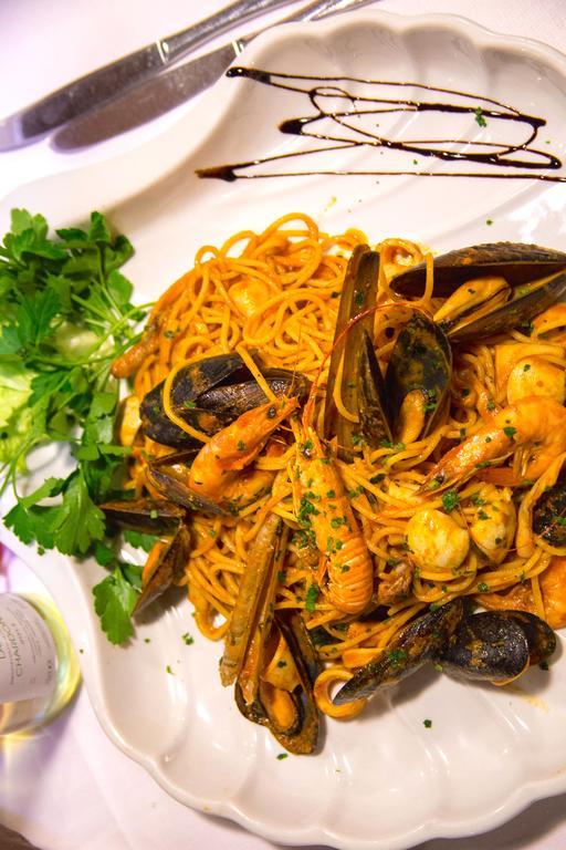 Hotel Ristorante La Perla Varallo Pombia Kültér fotó