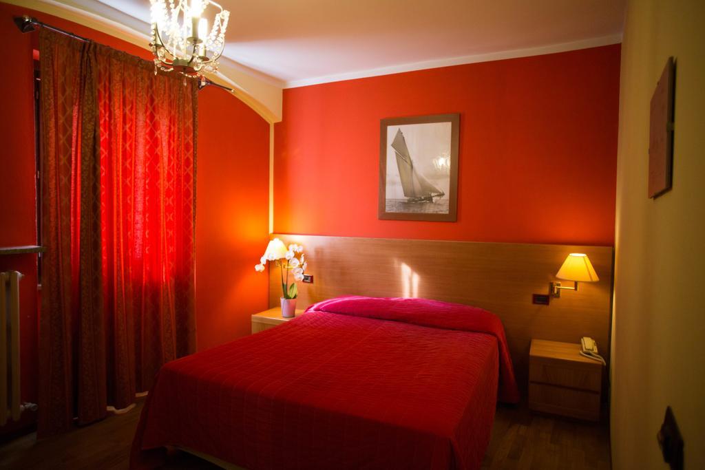 Hotel Ristorante La Perla Varallo Pombia Kültér fotó