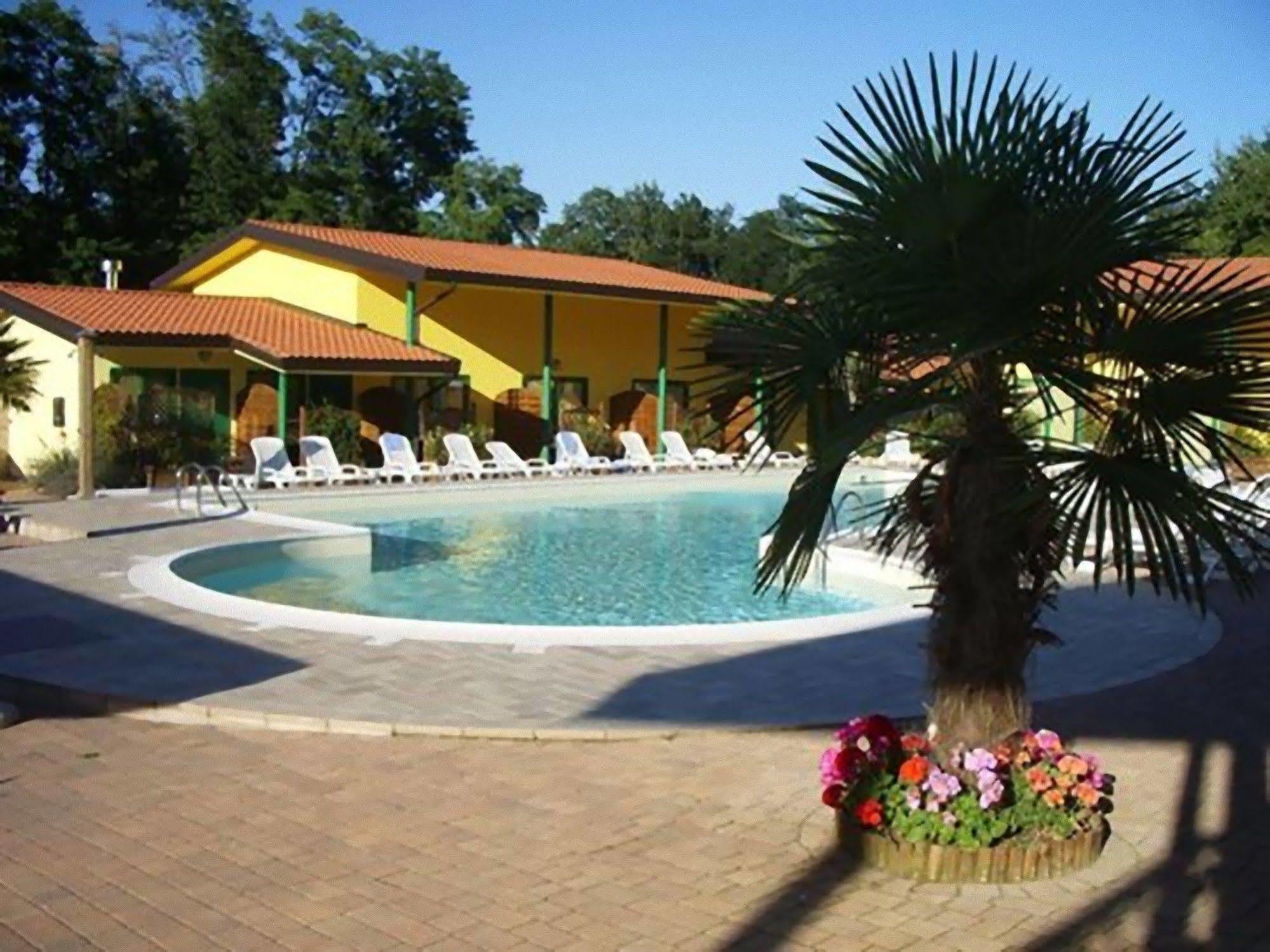 Hotel Ristorante La Perla Varallo Pombia Kültér fotó