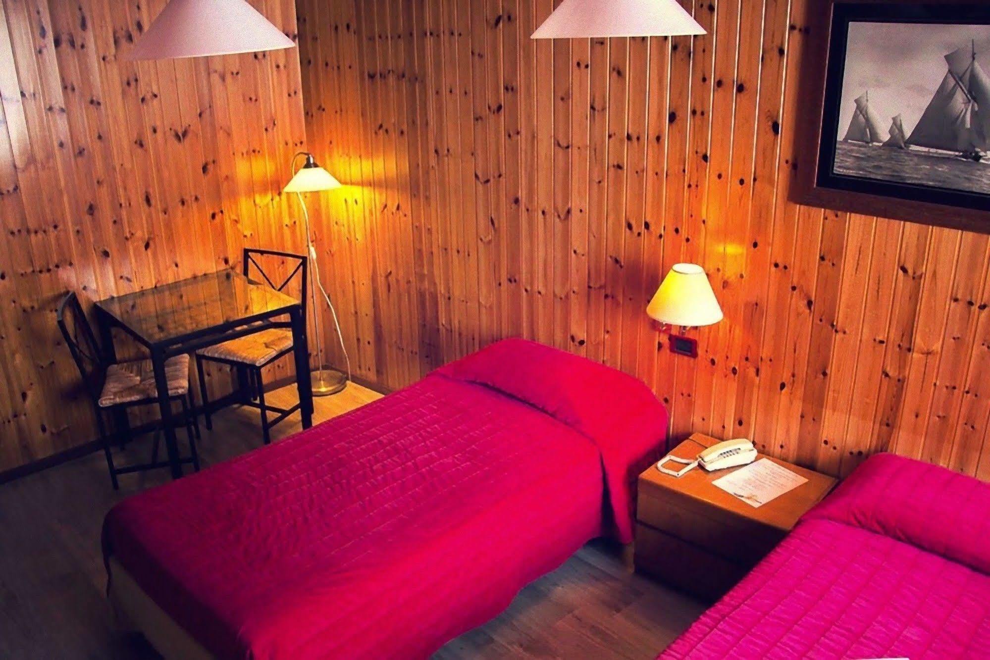 Hotel Ristorante La Perla Varallo Pombia Kültér fotó
