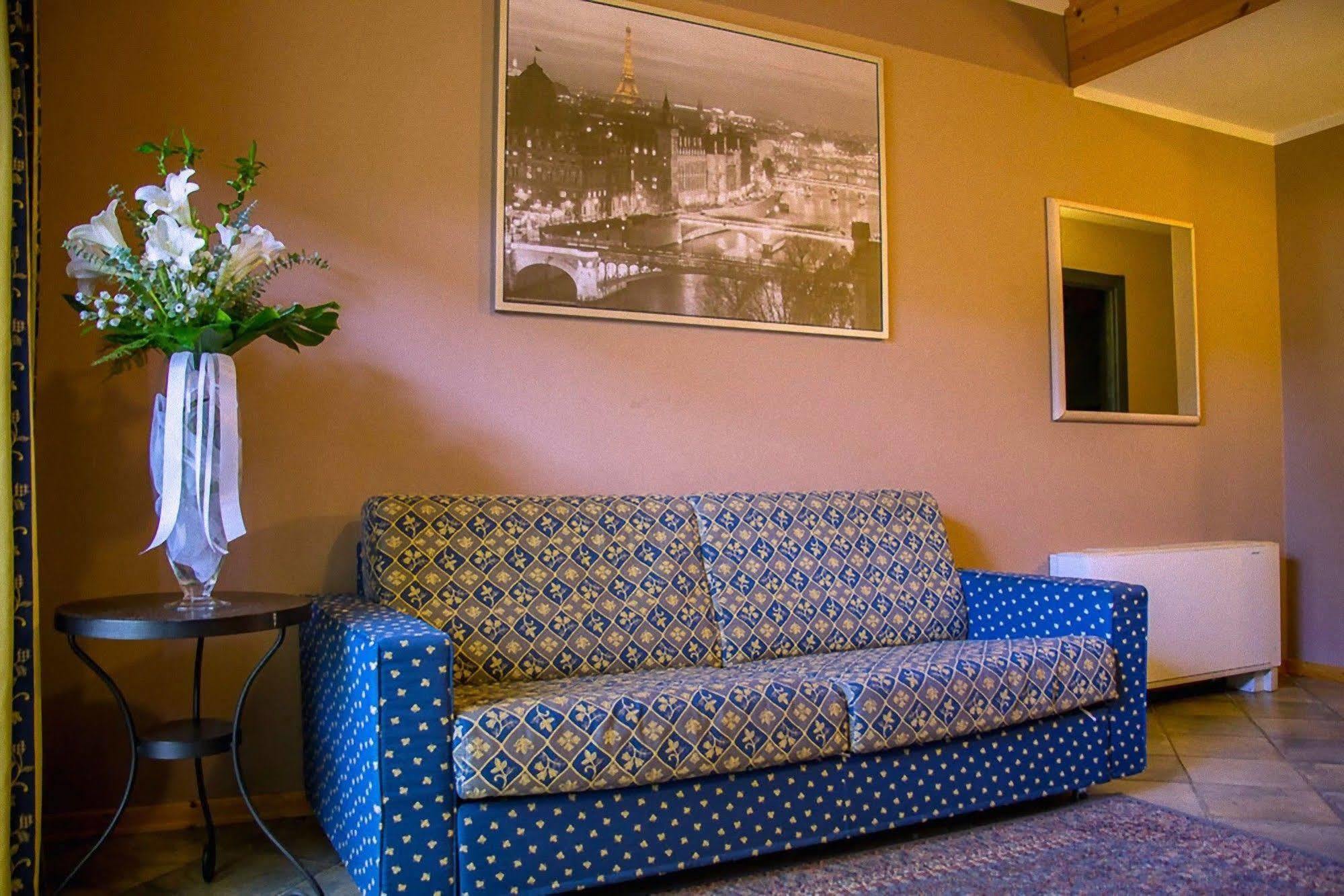 Hotel Ristorante La Perla Varallo Pombia Kültér fotó