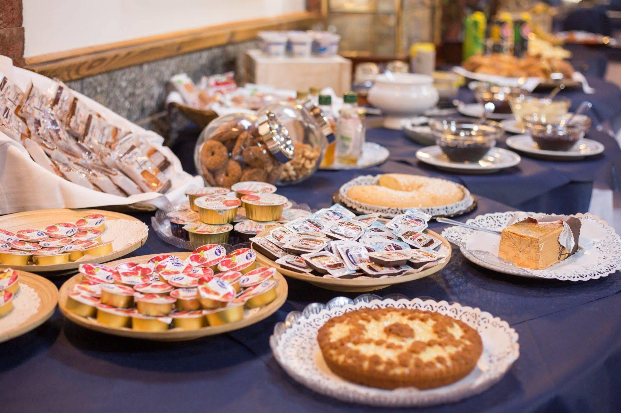 Hotel Ristorante La Perla Varallo Pombia Kültér fotó